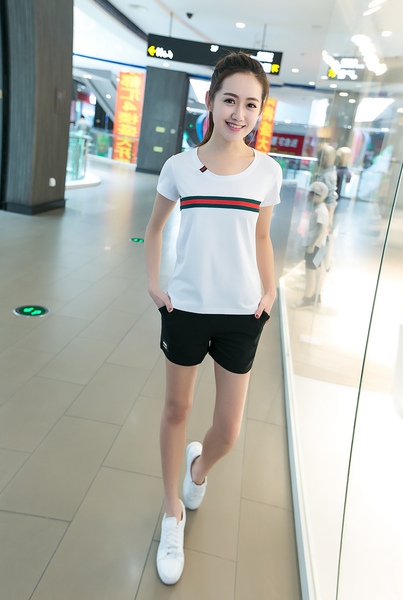 Дамски летни памучни спортни екипи от класическа тениска с  къс ръкав и къси черни панталони