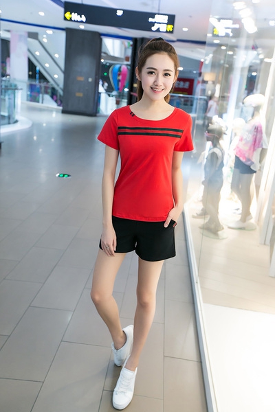 Дамски летни памучни спортни екипи от класическа тениска с  къс ръкав и къси черни панталони