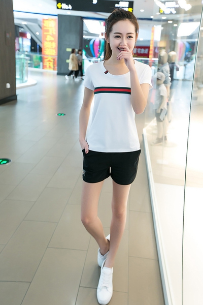 Дамски летни памучни спортни екипи от класическа тениска с  къс ръкав и къси черни панталони