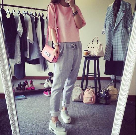 Дамски уникален спортен екип в сиво и розово тениска и  панталон тип шалвар