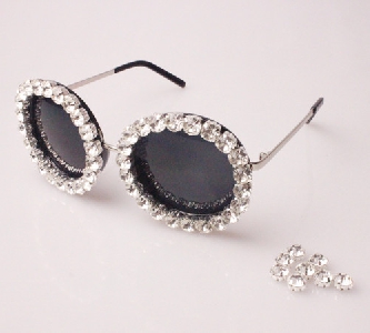 Дамски слънчеви очила с кръгла форма и блестящи камъни