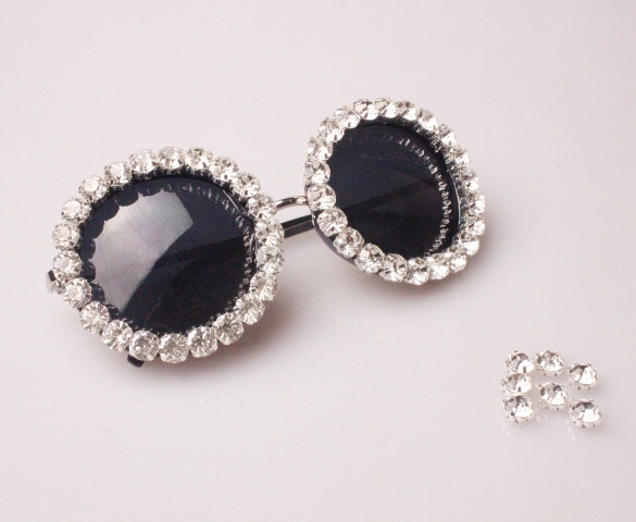 Дамски слънчеви очила с кръгла форма и блестящи камъни