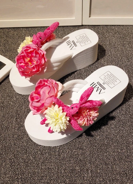 Дамски летни чехли с голеи розови цветя на лека платформа