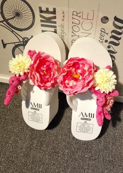 Дамски летни чехли с голеи розови цветя на лека платформа