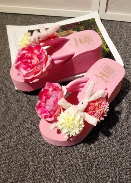 Дамски летни чехли с голеи розови цветя на лека платформа