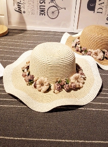 Γυναικείο καπέλο με λουλούδια σε μπεζ και λευκό