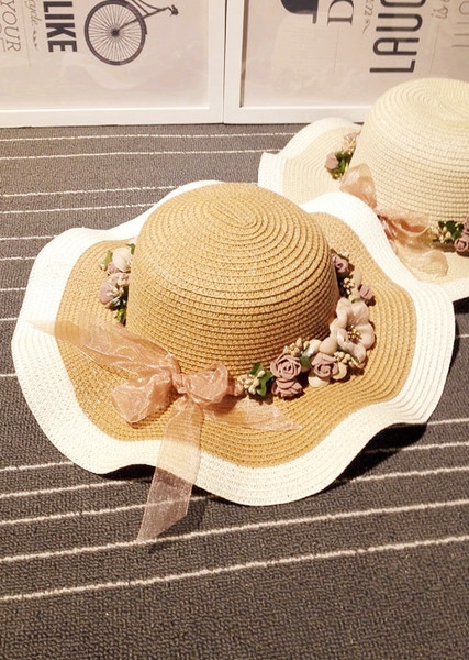 Дамска ефирна шапка с цветя в бежов и бял цвят