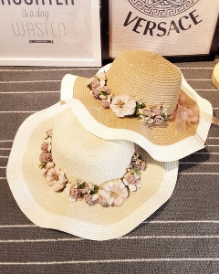 Γυναικείο καπέλο με λουλούδια σε μπεζ και λευκό