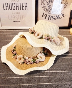 Дамска ефирна шапка с цветя в бежов и бял цвят