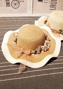 Дамска ефирна шапка с цветя в бежов и бял цвят