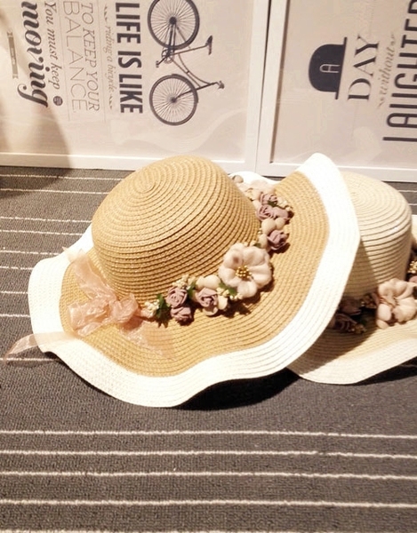 Дамска ефирна шапка с цветя в бежов и бял цвят