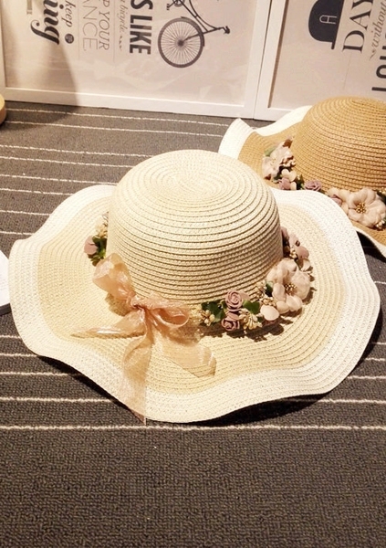 Дамска ефирна шапка с цветя в бежов и бял цвят