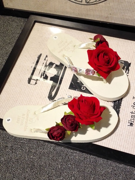 Дамски чехли с червени рози удобни за летния сезон