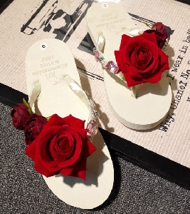Γυναικείες παντόφλες με κόκκινα τριαντάφυλλα κατάλληλα για την καλοκαιρινή περίοδο