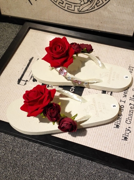 Дамски чехли с червени рози удобни за летния сезон