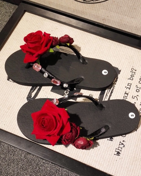 Дамски чехли с червени рози удобни за летния сезон