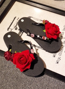 Дамски чехли с червени рози удобни за летния сезон