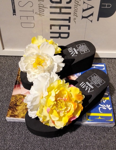 Дамски цветни летни чехли на лека платформа в четири цвята