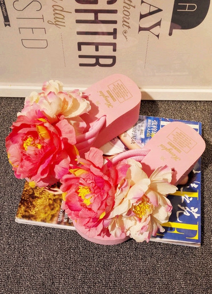 Дамски цветни летни чехли на лека платформа в четири цвята