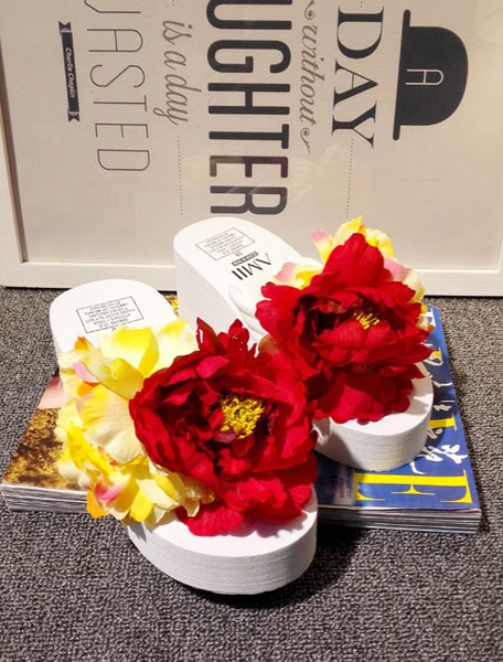 Дамски цветни летни чехли на лека платформа в четири цвята