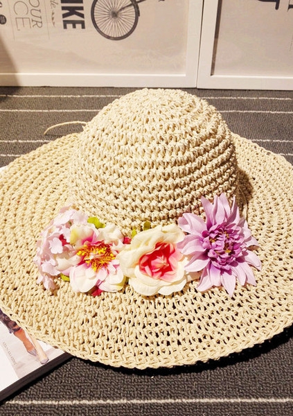 Пищна плажна шапка : сламена с цветя