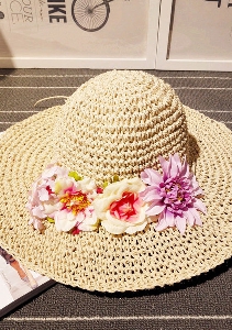 Πλούσια σε  λουλούδια ψάθινο καπέλο για την  παραλία