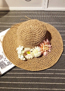 Пищна плажна шапка : сламена с цветя