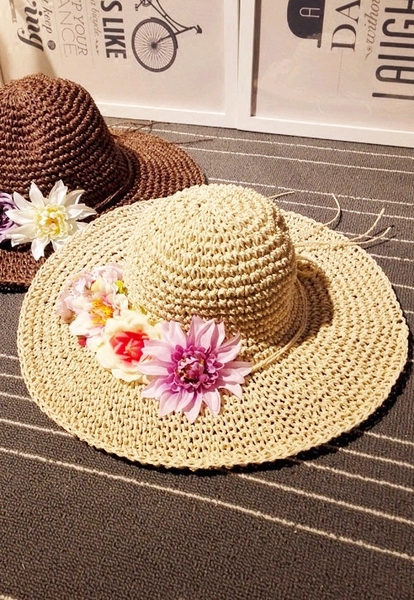 Пищна плажна шапка : сламена с цветя