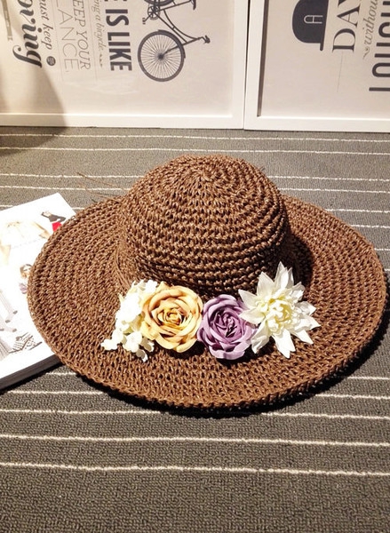 Пищна плажна шапка : сламена с цветя