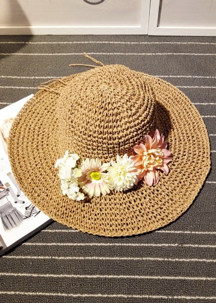 Пищна плажна шапка : сламена с цветя