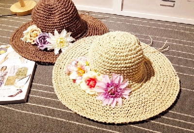 Πλούσια σε  λουλούδια ψάθινο καπέλο για την  παραλία