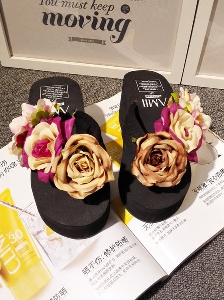 Дамски чехли на платформа в маслени цветове от рози