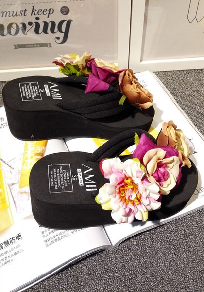 Дамски чехли на платформа в маслени цветове от рози