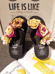 Дамски чехли на платформа в маслени цветове от рози