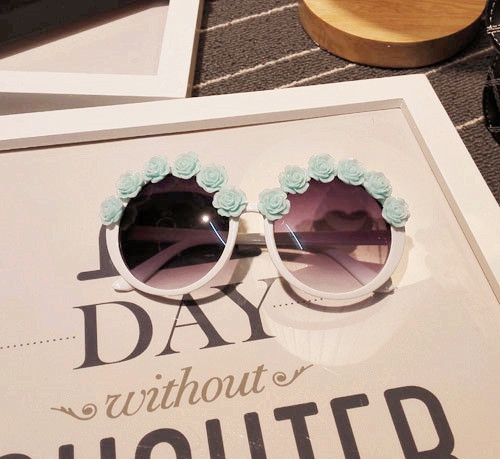 Дамски слънчеви очила в два цвята : бели и черни