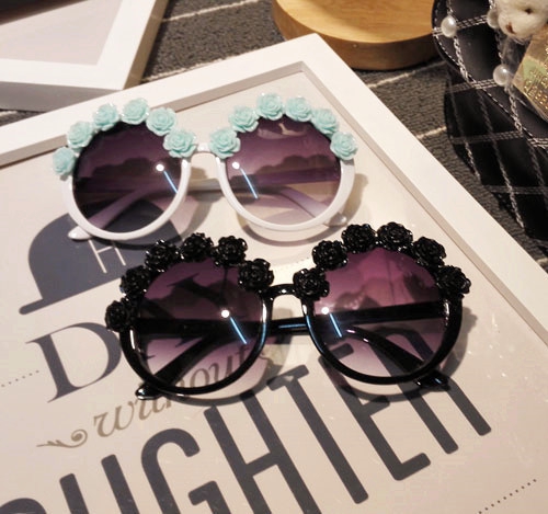 Дамски слънчеви очила в два цвята : бели и черни