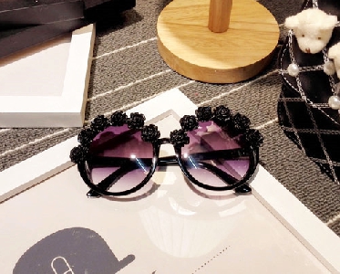 Γυναικεία γυαλιά ηλίου σε δύο χρώματα: μαύρο και λευκό