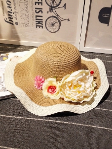 Дамски шапки с ефирни цветя, подходящи а плаж и море