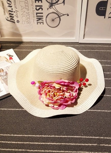 Дамски шапки с ефирни цветя, подходящи а плаж и море