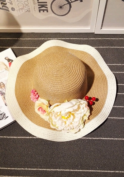 Дамски шапки с ефирни цветя, подходящи а плаж и море