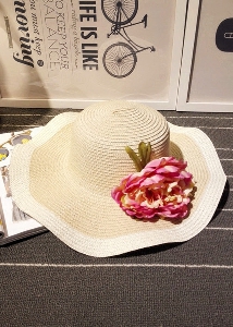 Дамски шапки с ефирни цветя, подходящи а плаж и море