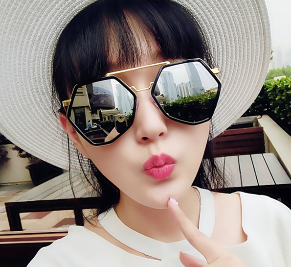 Дамски слънчеви очила с многоъгълна форма в различни цветове