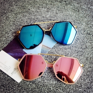 Γυναικεία γυαλιά ηλίου με πολυγωνικό σχήμα σε διάφορα χρώματα