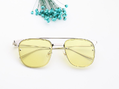 Γυναικεία γυαλιά ηλίου με ημιδιαφανές γυαλί