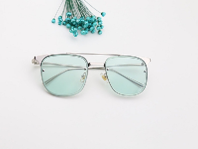 Дамски слънчеви очила в полупрозрачни стъкла