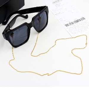 Квадратни слънчеви очила с висулка за врата в черен цвят