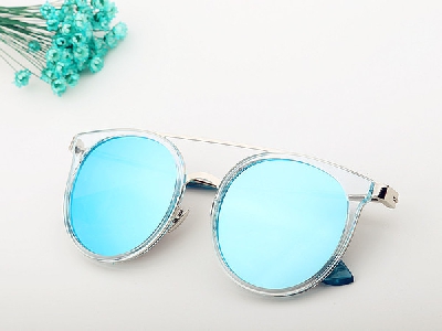 Слънчеви очила актуални за летния сезон в страхотни цветове цикламени и сини