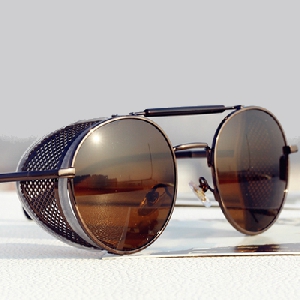 Γυαλιά ηλίου με προστατευτική πλευρικό πλαίσιο σε μαύρο και καφέ - στρογγυλό
