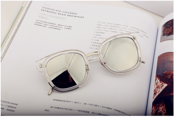 Γυναικία γυαλιά ηλίου σε ενδιαφέροντα σχήματα και τους φακούς καθρέφτη
