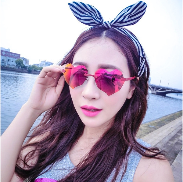 Розови слънчеви очила под формата на сърце с огледален отблясък